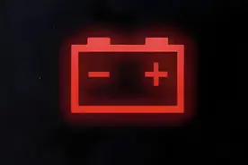 @电车车主：这两个灯亮了，千万别大意！图片