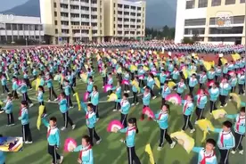 学彩调“从娃娃抓起” 看两位老人如何让传统戏剧“返老还童”图片