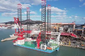 海上风场开发再添重器！中集来福士交付“铁建风电2000”图片