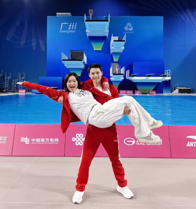 全红婵深夜发文：没有白走的路，对错都是我的脚印；此前带伤收获1金，称尽力就好