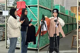 收获百万粉丝，即墨卫衣靠直播“火出圈”！90后青岛小夫妻从服装厂转型直播带货，最多一场直播卖出上千件图片