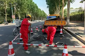 淄博：不惧高温 市政工人用汗水守护道路通畅图片
