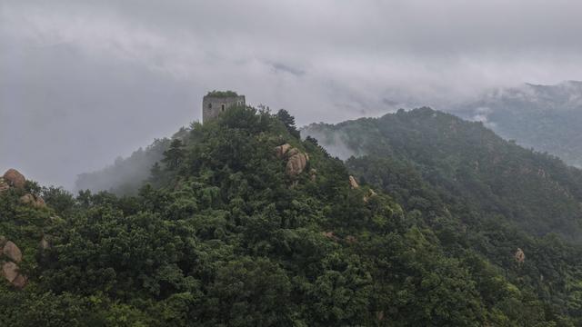 河北遵化：烟雨长城美如画