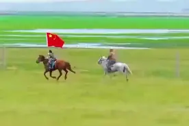 好飒！10岁女孩举国旗随父亲策马巡边图片