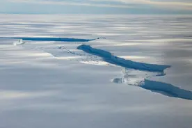 一座大型冰山从南极洲布伦特冰架脱裂图片
