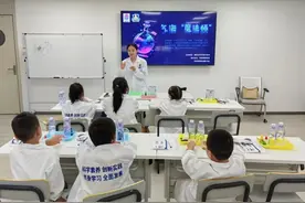 在小小科学家社区实验屋，体验气泡“魔法师”的奇妙魔术图片