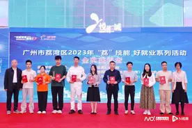 什么？用菜刀在气球表面切瓜丝，还蒙着眼！这技能赛玩得溜图片