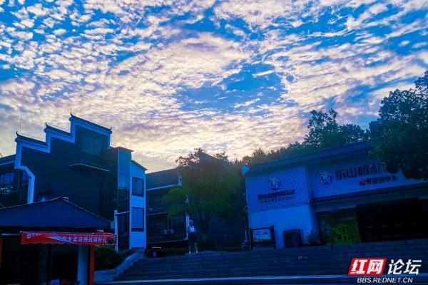 高清湖南丨当阳光漫过街巷，这座城就不一样了
