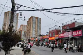 电动车、自行车停满消防通道，北京十里河这条街交通秩序有点乱图片