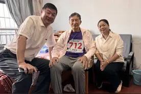 96岁的新中国首位马拉松冠军：把体育的精神传承下去图片