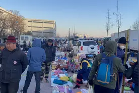 青岛故事｜在大集上淘旧物的“95后”图片