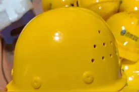 安全帽手一压就变形，怎保头顶安全？图片