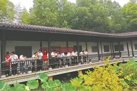 “手绘荷花扇 心绘廉洁情”活动图片