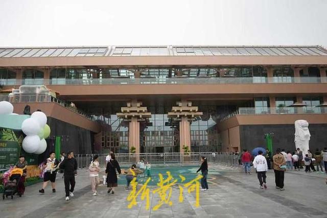 雨天难挡鹊山生态文化区游园情，游客尽享“鹊华烟雨”诗意