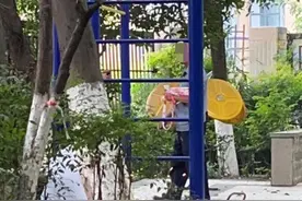 5岁女童从小区2米高健身器材上摔落病危，国家标准：超0.6米跌落高度应有着陆缓冲层图片