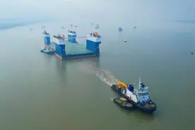 江门：全球最大半潜船“四航永兴”轮拖带出港图片