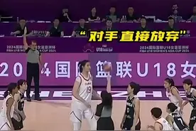17岁济南女孩张子宇火爆出圈，U18女篮比赛中 把韩国队教练都看乐了，网友：身高超2米20，一人接球九人看图片