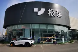 极越汽车重庆最大门店被封，试驾车被锁图片