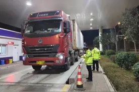济宁：联合执法 集中行动 全市交通运输综合执法机构严管严查超载行为图片