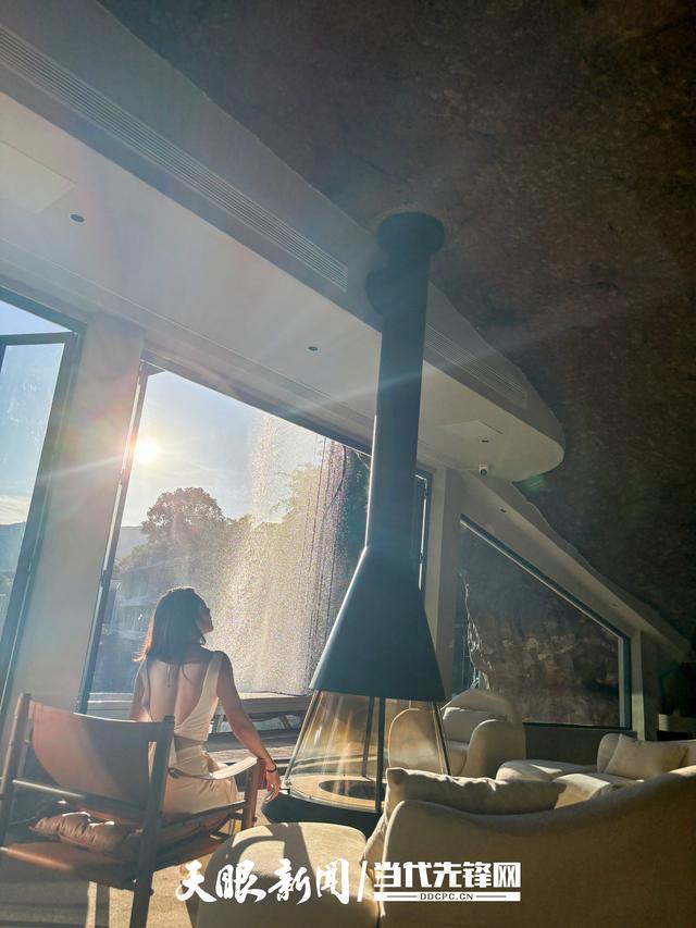 素日青禾：丹霞岩穴中，枕瀑而居的野奢秘境