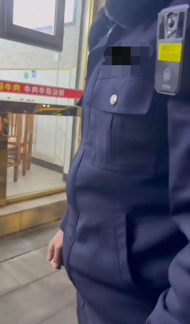 餐馆宣称“免费续面”	，游客续两次遭加价还被指白嫖，民警到场调解时竟质问“3块钱你都不愿意出吗，还不够我油钱的	”