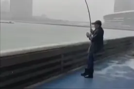 厦门一男子钓到了72斤重的石斑鱼，被人3000元买走，网友炸锅了……图片