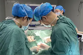 宝宝出生后肚子鼓成皮球，原来是巨结肠惹的祸图片