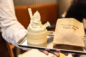 蔻驰迪士尼小镇门店打造沉浸式体验，限定款海派小笼包冰淇淋惊艳味蕾图片