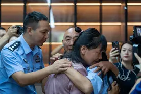 两个寻亲家庭的团圆：近40载坚守寻找，一顿迟到的团圆饭图片