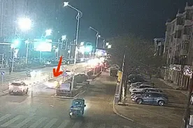 乌海一轿车右转“惹祸”，引发三车碰撞！！！图片