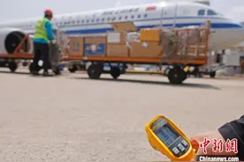 直击高温酷暑下的上海机场工作人员图片