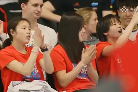 中国混团跳水夺金！全红婵成加油“显眼包”，陈芋汐比花托pose拍照图片