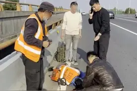 路遇江苏太仓一车祸伤者流血不止 救援队员拿出急救包救人图片