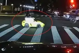 昏头！事发上海街头，一家三口竟乘玩具电动童车“上路”？网友：哪能想得出！图片