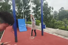 食堂阿姨10秒速攀4米绳！乐山特警支队“扫地僧”李霞：我只是爱运动图片