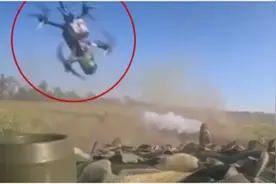 外媒：一辆俄军坦克遭两架乌军无人机袭击后毫发未损，视频曝光图片
