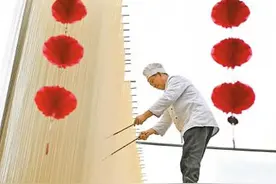 中国挂面村挥杆晒面图片