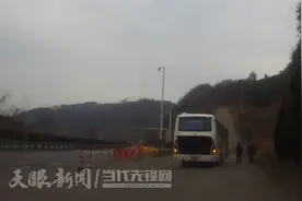 黔南交警：坚守一线为民服务图片