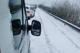 湖北暴雪被堵高速三天：有房车车主给女生开放洗手间图片