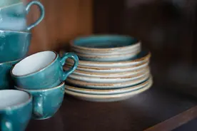 别用太艳的瓷盘盛食物图片