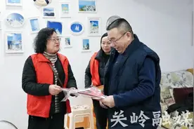 关岭龙潭街道振兴社区：邻里守望暖人心 安全祝福进家门图片