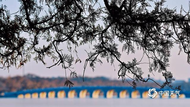 颐和园十七孔桥再迎金光穿洞 为冬日增添一抹亮色