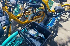 餐盒、塑料瓶……共享单车车筐咋成了“移动垃圾桶”？图片