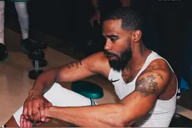 我的时间不多了🥺！康利赛后坐在地上若有所思 感觉都快哭了图片