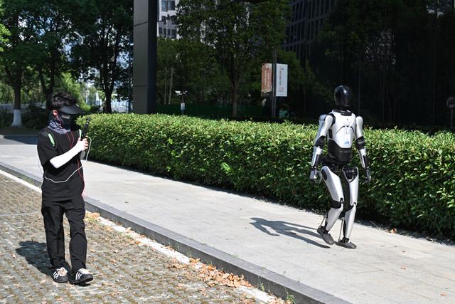 全球首次！记者现场体验智元机器人24小时“City Walk”