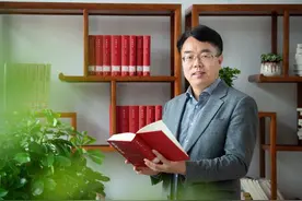 2025想对你说丨杭十四中党委书记陈利民：敬畏时间的匆匆，欣赏青春的恣意，定义更好的自己，畅想无限的未来图片