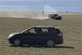 赛里木湖游客驾车碾压草地，还玩漂移！景区称相关部门已处理图片