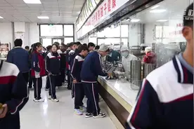 这所中学开学，师生跨越3000公里双向奔赴图片