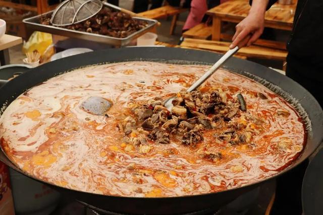 坐上“慢火车”，看马龙春花烂漫