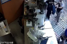 知名咖啡店店员因催单与顾客起冲突，当地回应：已调解，店员向顾客道歉图片